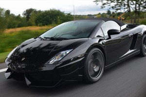 Czarne Lamborghini Gallardo - jazda ulicami