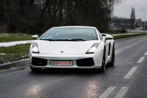 Jazda ulicami miast - białe Lamborghini Gallardo