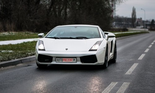 Jazda ulicami miast - białe Lamborghini Gallardo