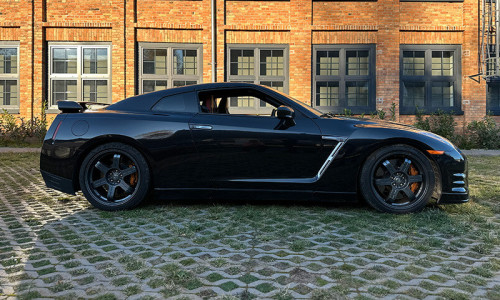 Nissan GTR w kolorze czarnym
