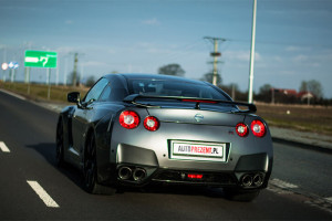 Nissan GTR na drodze publicznej