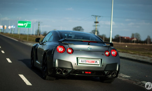 Nissan GTR na drodze publicznej