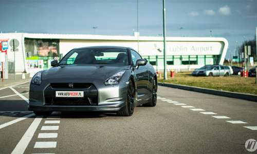 Szary Nissan GTR