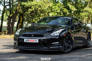 Czarny Nissan GTR od autoprezent