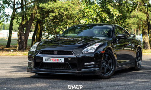 Czarny Nissan GTR od autoprezent