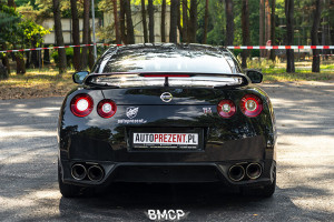 Tył czarnego Nissana GTR