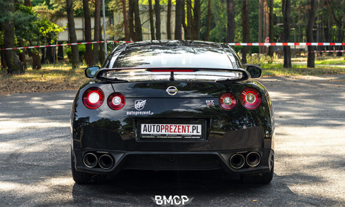 Tył czarnego Nissana GTR