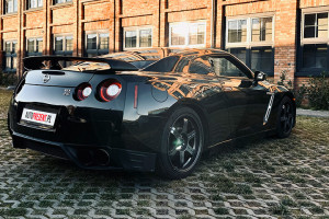 Sportowy Nissan GTR w kolorze czarnym