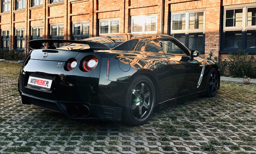 Sportowy Nissan GTR w kolorze czarnym