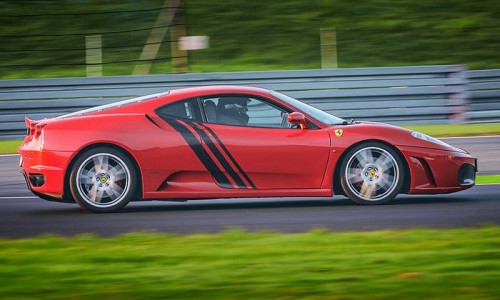 Ferrari f430 na torze sportowym