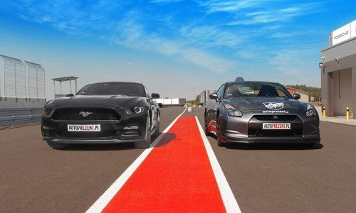 Ford Mustang vs Nissan GTR