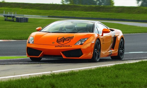 Pomarańczowe Lamborghini podczas eventu