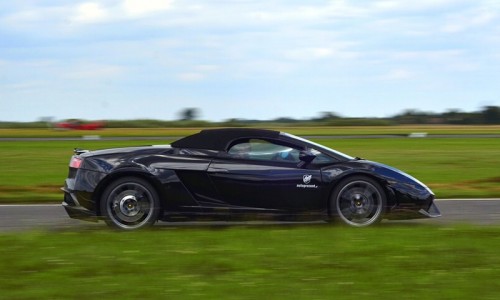 Czarne Lamborghini Gallardo na torze