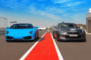 Niebieskie Lamborghini vs szary GTR
