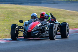 Ariel Atom 4 na torze