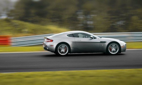 Aston Martin Vantage z bok