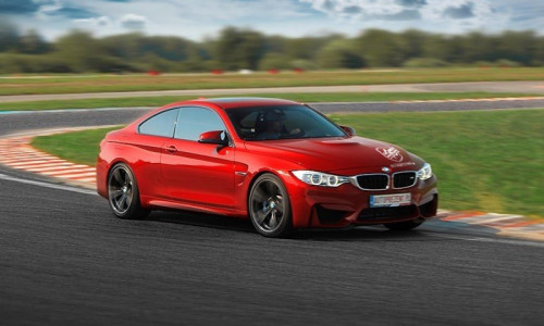 BMW M4 na torze wyścigowym