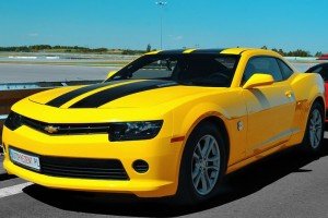 Chevrolet Camaro żółte na torze