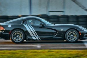 Viper GTS czarny na torze wyścigowym bok