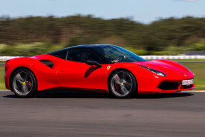 Czerwone Ferrari 488 GTB na torze Silesia Ring