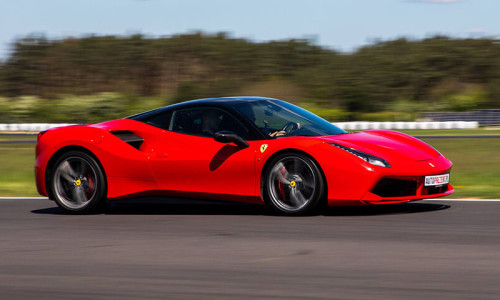 Czerwone Ferrari 488 GTB na torze Silesia Ring