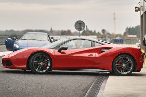 Ferrari 488 GTB wjeżdżające na tor wyścigowy