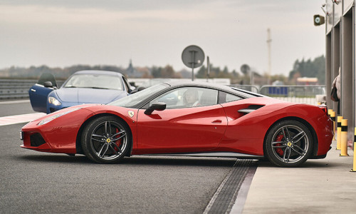 Ferrari 488 GTB wjeżdżające na tor wyścigowy