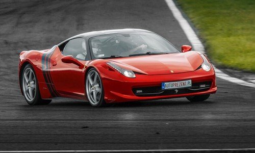Ferrari 458 Italia na torze wyścigowym