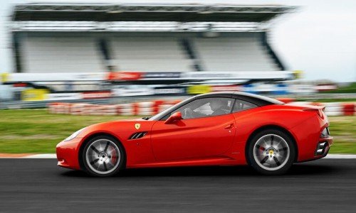 Ferrari California na torze wyścigowym