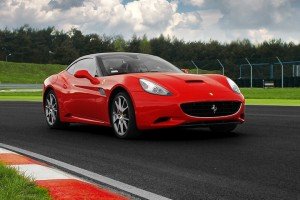 Ferrari California na torze wyścigowym przód