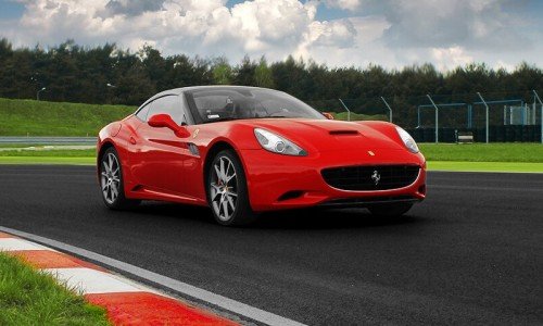 Ferrari California na torze wyścigowym przód
