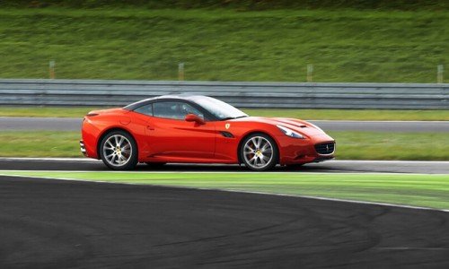 Ferrari California na torze wyścigowym bok