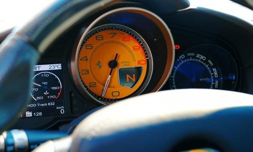 Zegary w samochodzie Ferrari