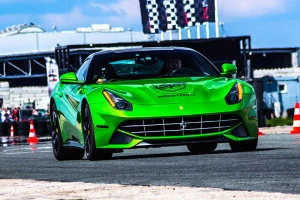 Ferrari F12berlinetta na torze Krzywa