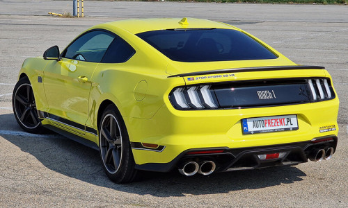 Ford Mustang Mach1 V8 na mieście