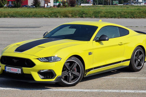 Ford Mustang Mach1 V8 na parkingu