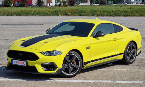 Ford Mustang Mach1 V8 na parkingu