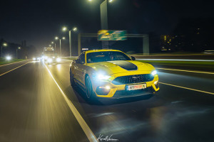 Ford Mustang Mach1 V8 jazda ulicami miasta