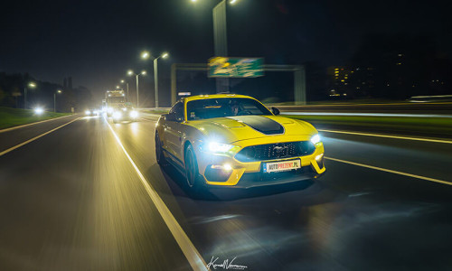 Ford Mustang Mach1 V8 jazda ulicami miasta