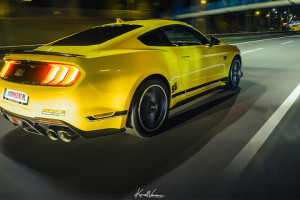 Ford Mustang Mach1 V8 z boku na drodze
