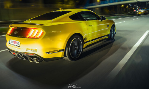 Ford Mustang Mach1 V8 z boku na drodze