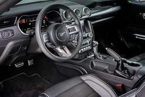 Wnętrze Forda Mustanga Mach1 V8