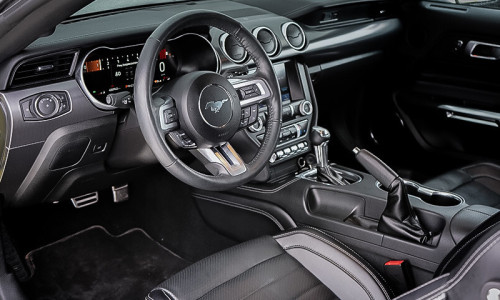 Wnętrze Forda Mustanga Mach1 V8