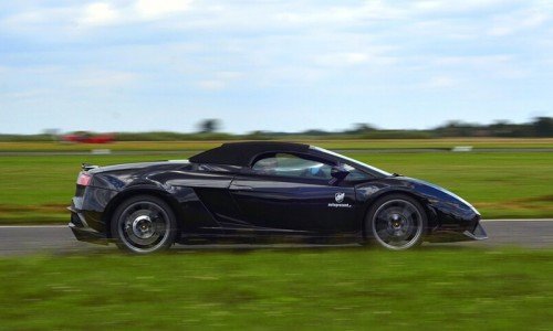 Czarne Lamborghini na torze wyścigowym