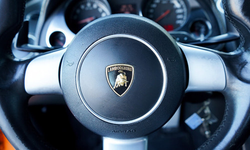 Logotyp Lamborghini Gallardo na kierownicy