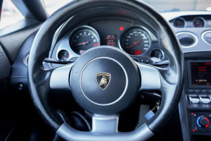 Widok z perspektywy kierowcy na kierownicę i wskaźniki Lamborghini Gallardo