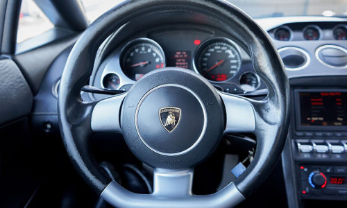 Widok z perspektywy kierowcy na kierownicę i wskaźniki Lamborghini Gallardo