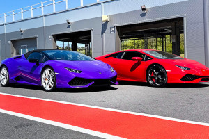 Dwa Lamborghini Huracan na torze
