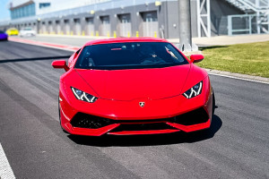 Lamborghini Huracan w depo na torze