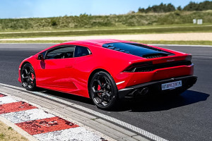 Lamborghini Huracan jedzie po torze wyścigowym